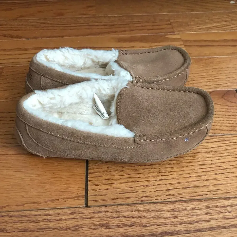 UGG Kids Ascot Chestnut Suede Slip-On Moccasin Slippers Little Boy’s Size 2